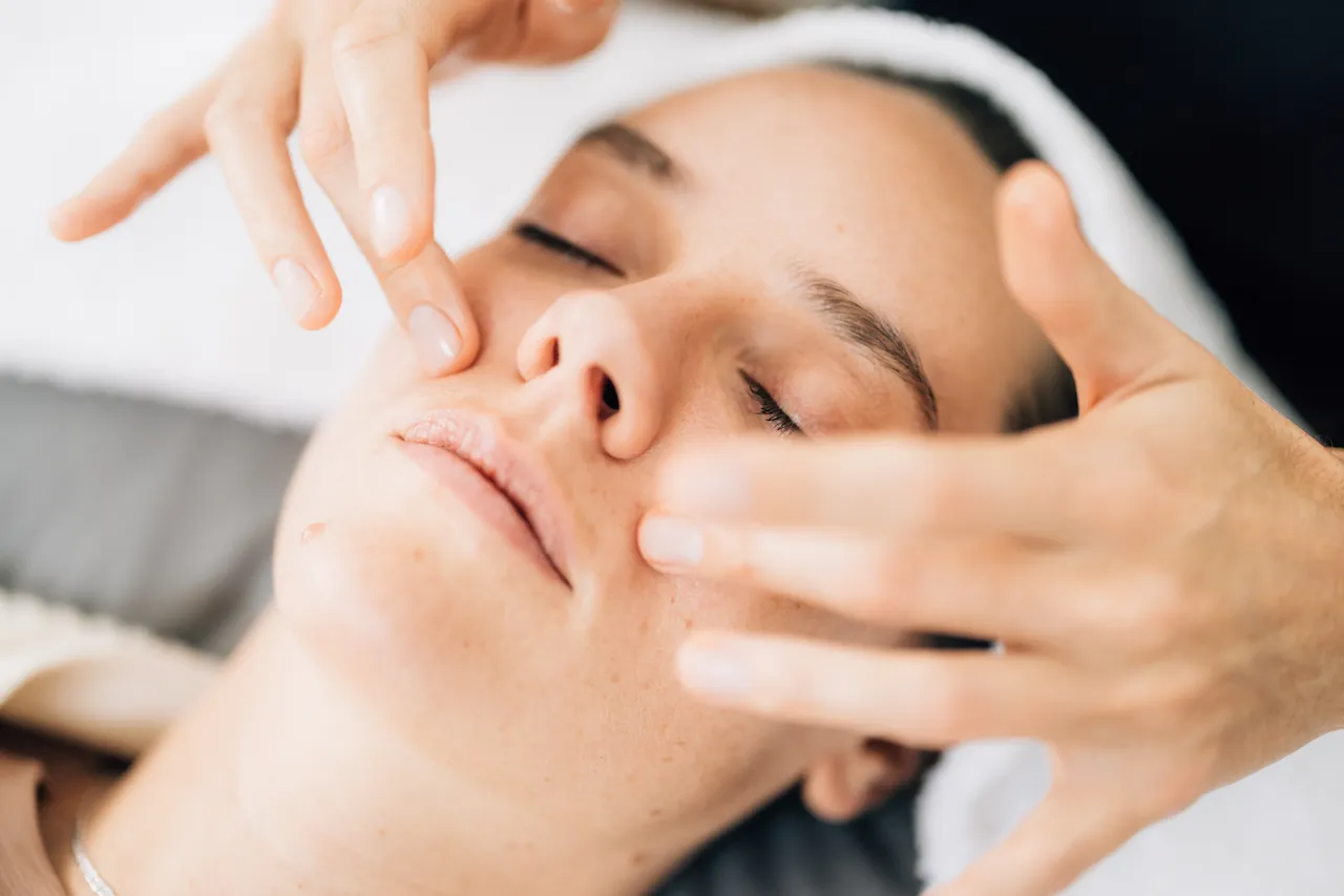 Jodie Boex giving a facial reflexology treatment